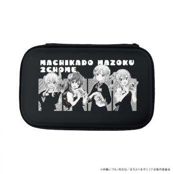 【予約2024年12月】モバイルアクセサリーケース「まちカドまぞく 2丁目」03/集合デザイン 書店員ver.(描き下ろしイラスト) A3