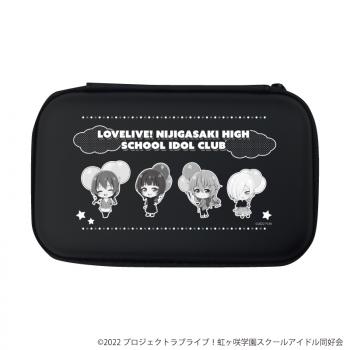 【予約2025年02月】モバイルアクセサリーケース「ラブライブ!虹ヶ咲学園スクールアイドル同好会」03/果林＆彼方＆エマ＆ミア おでかけver.(ミニキャライラスト) A3